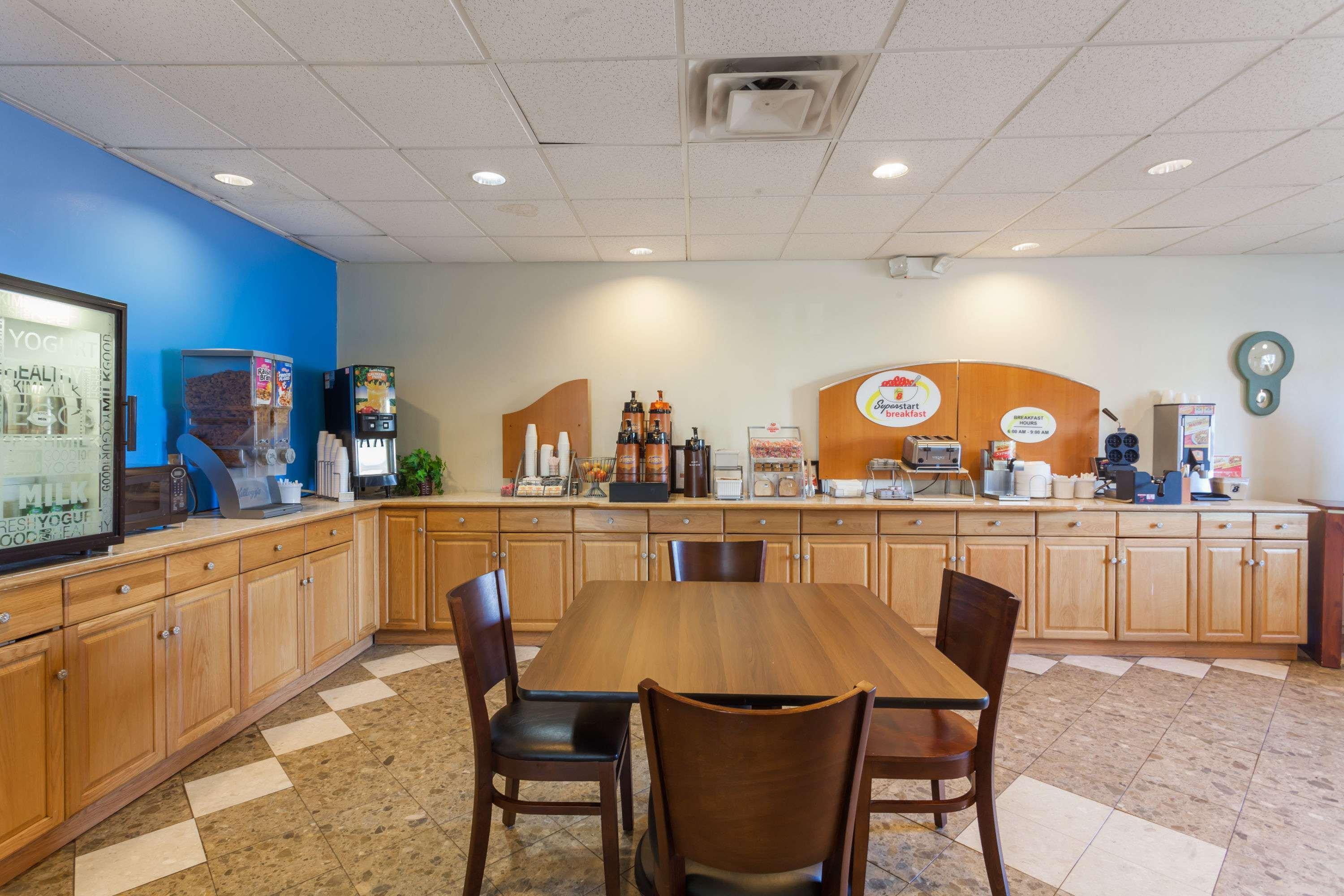 Super 8 By Wyndham Columbia Hotel Екстериор снимка