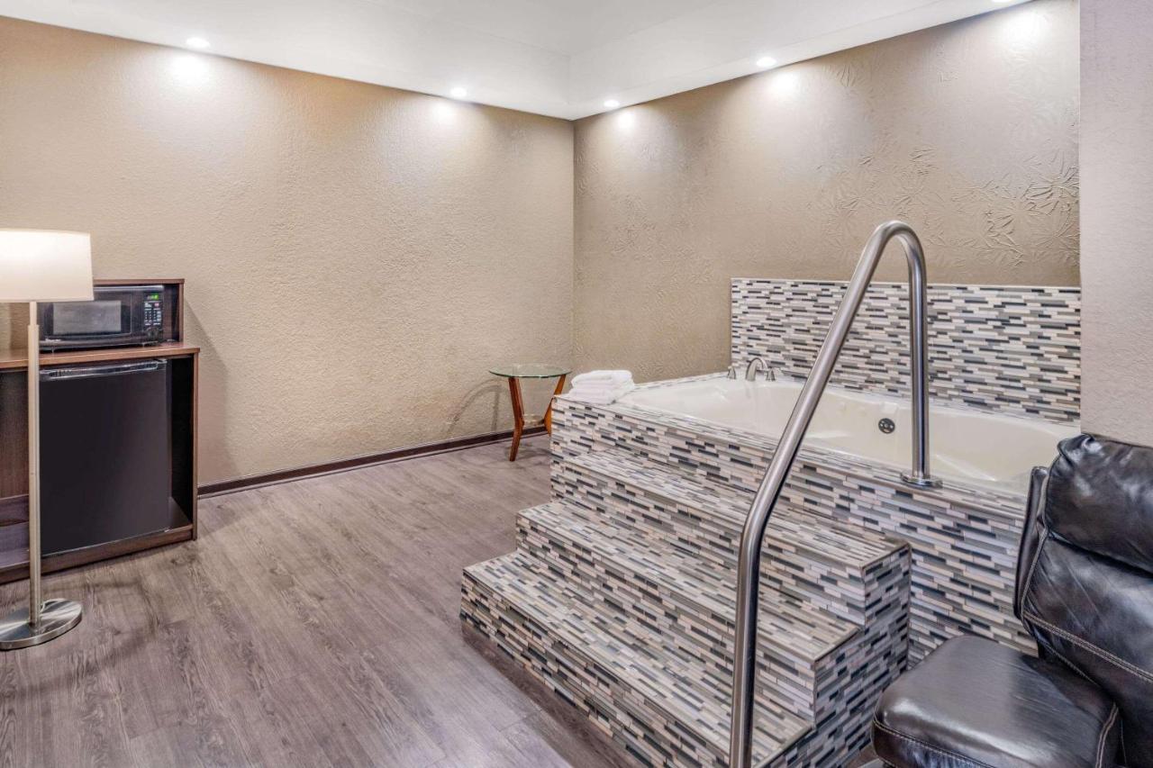 Super 8 By Wyndham Columbia Hotel Екстериор снимка