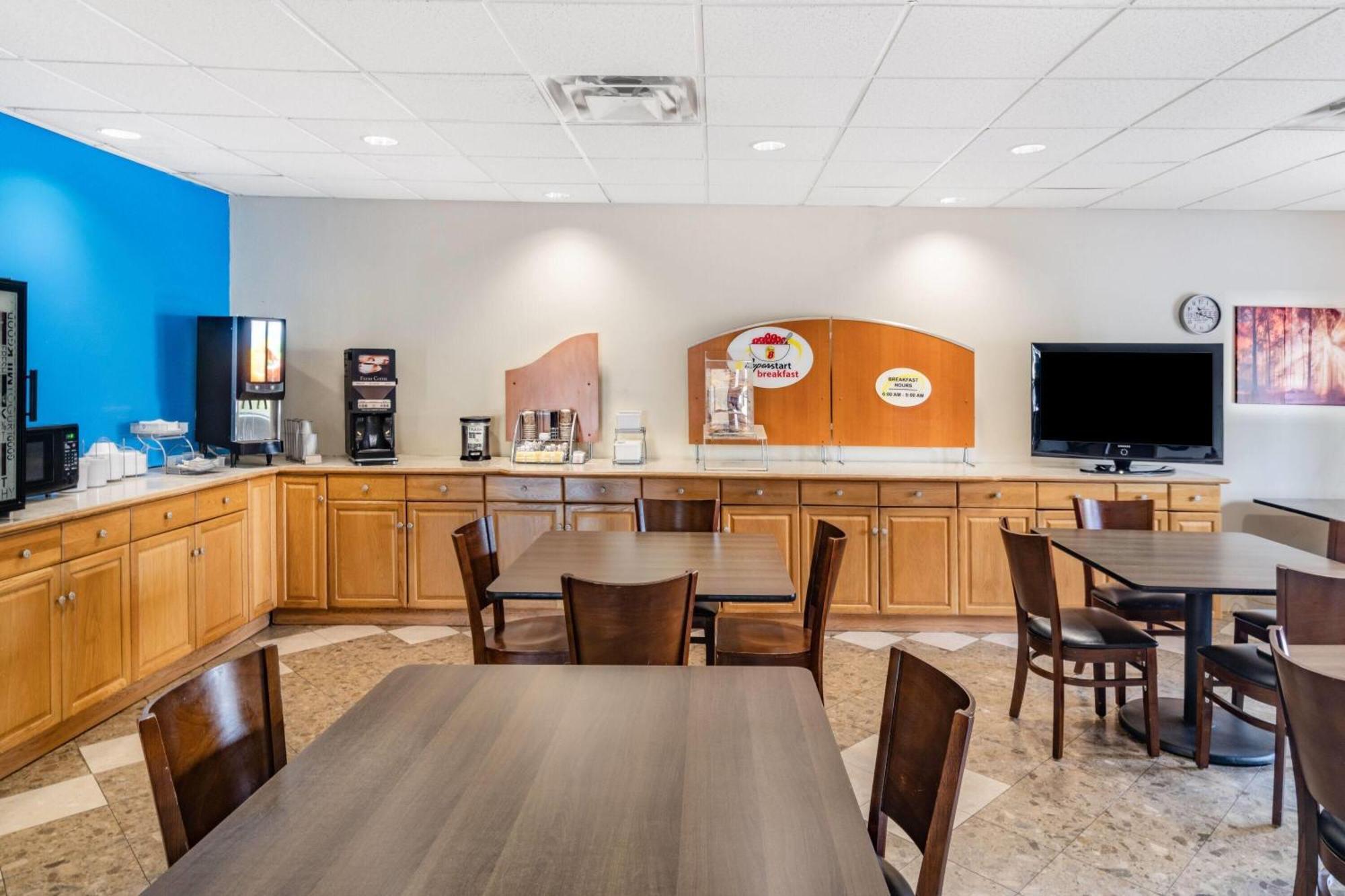 Super 8 By Wyndham Columbia Hotel Екстериор снимка