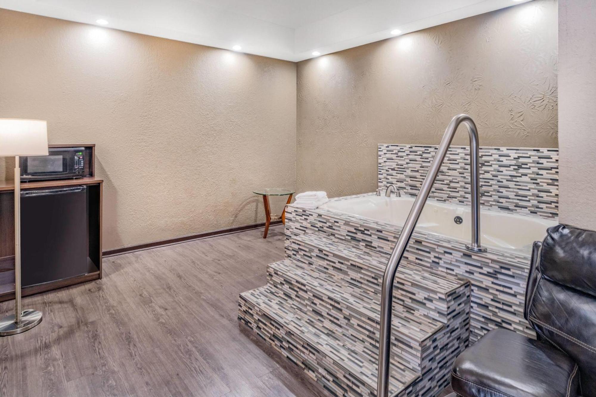 Super 8 By Wyndham Columbia Hotel Екстериор снимка