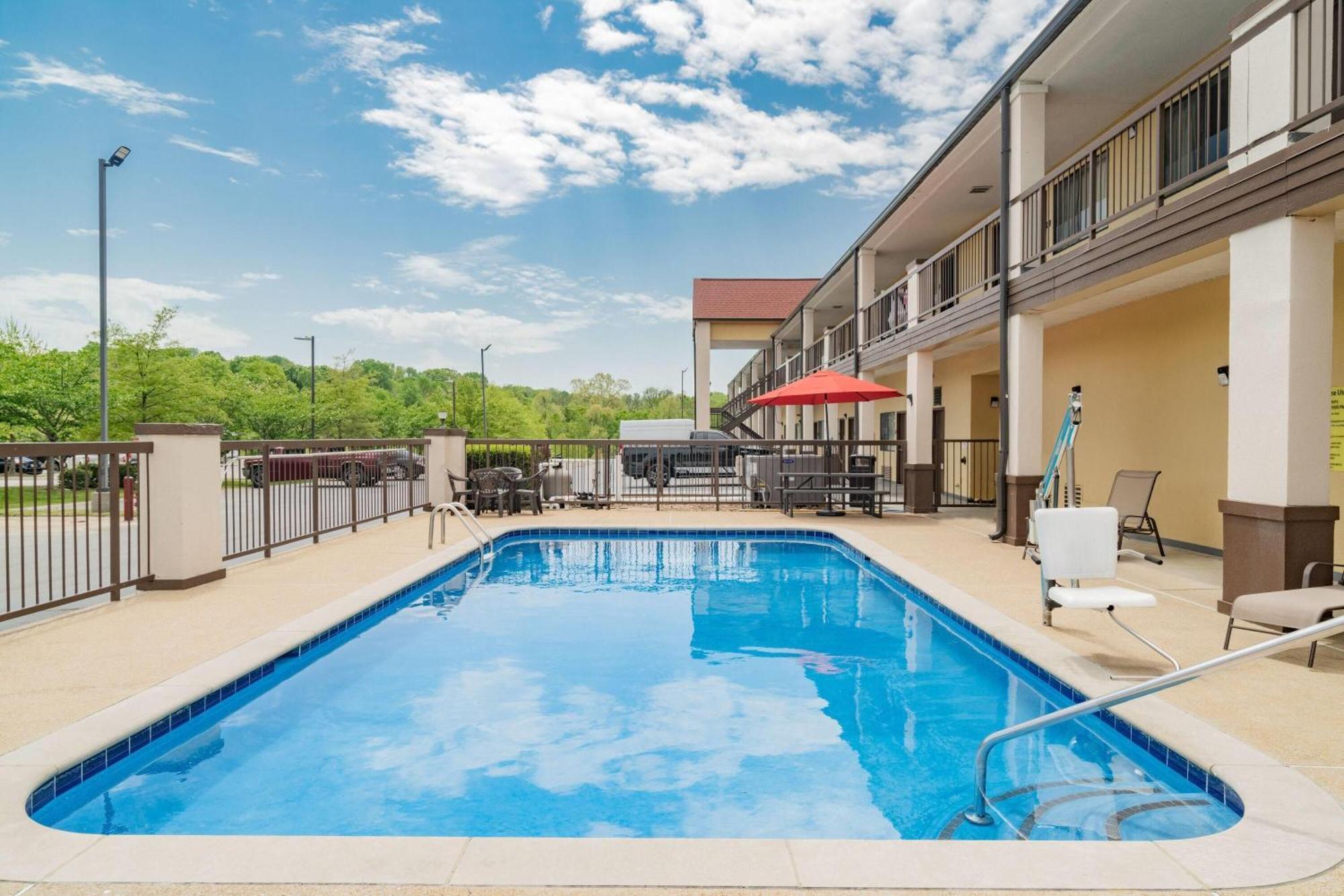 Super 8 By Wyndham Columbia Hotel Екстериор снимка